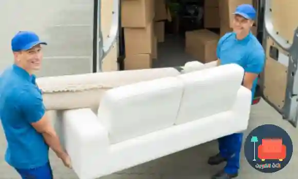 فريق نقل عفش في فهد الأحمد يقوم بتغليف الأثاث وترتيبه داخل سيارة النقل بشكل آمن.