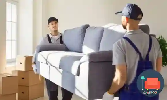 فريق نقل عفش الزهراء يقوم بتغليف الأثاث وترتيبه داخل سيارة النقل بشكل آمن