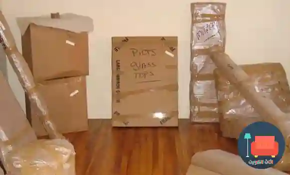 نقل الأثاث الخشبي في الكويت مع تغليف محكم لحماية الخشب من الخدوش أثناء النقل