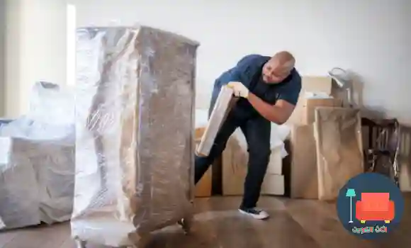 فريق متخصص في نقل الأثاث الخشبي بالكويت يقوم بفك وتركيب القطع بعناية للحفاظ على سلامتها